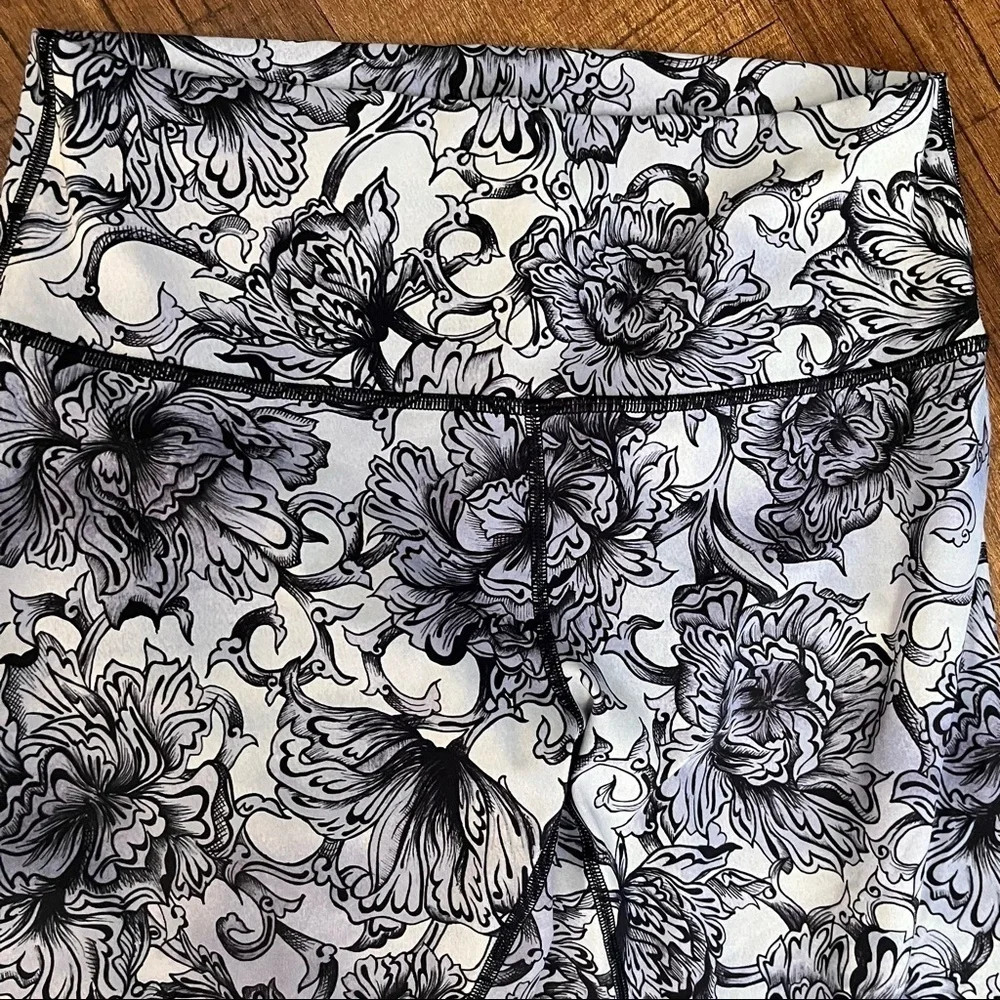 Lululemon Womens high rise crop leggings tights Sz 10 black gray floral